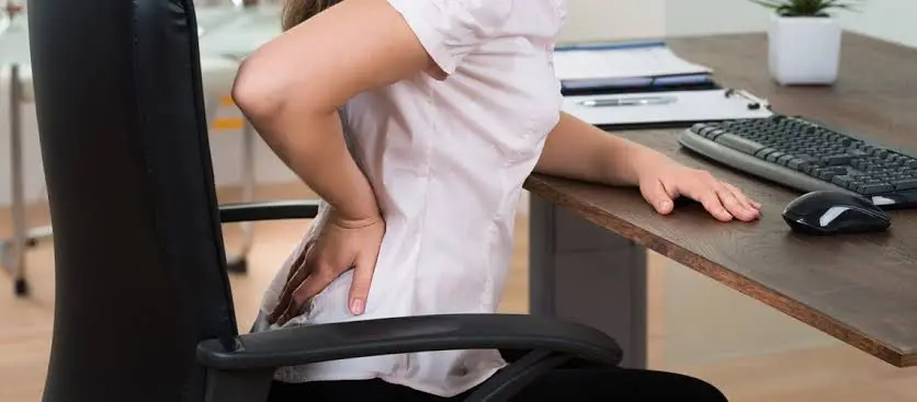 Ficar muito tempo sentado é prejudicial para a coluna lombar