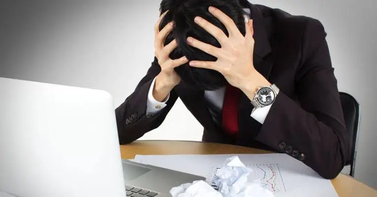 Trabalho muito em frente ao computador, o que posso fazer para prevenir as dores no pescoço